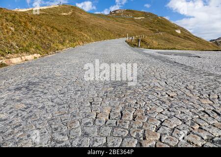 Le pietre di granito formano la superficie della strada fino al punto di osservazione sulla cima della strada alpina Grossglockner in Austria. Foto Stock