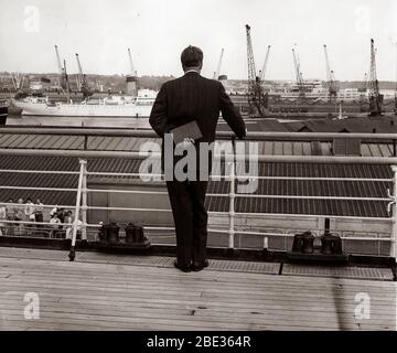 2 ottobre 1960 - Londra, Inghilterra, Regno Unito - BILLY GRAHAM, nato il 7 novembre 1918, è un reverendo cristiano evangelico, ha guadagnato lo status di celebrità trasmettendo i suoi sermoni alla radio e alla televisione. NELLA FOTO: Billy Graham in piedi nel porto. Foto Stock