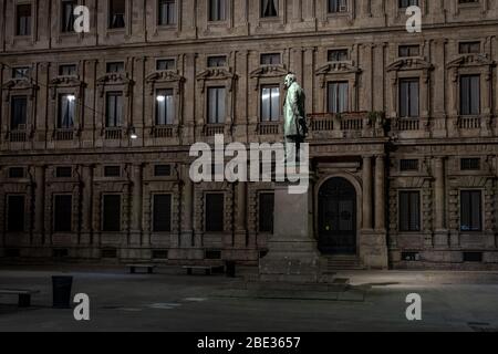 Vista notturna del monumento dedicato ad Alessandro Manzoni in Piazza San fedele, durante la chiusura della COVID-19.1883, scultore Francesco Barzaghi.15MAR2020 Foto Stock