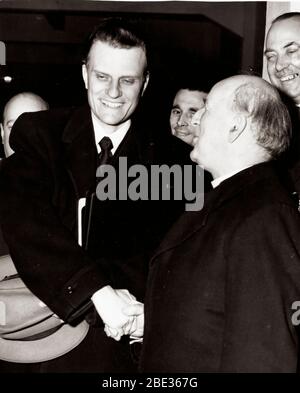 23 maggio 1954 - Londra, Inghilterra, Regno Unito - il reverendo BILLY GRAHAM incontra l'arcivescovo di Canterbury, Dr. FISHER, dopo aver parlato con una folla di 120,000 persone allo stadio di Wembley durante la sua Grande crociata di Londra. Foto Stock