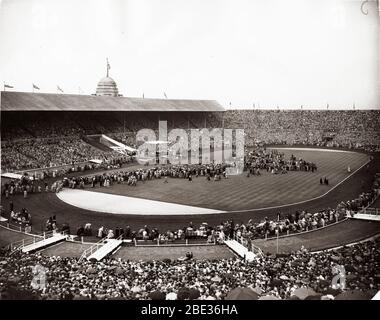 23 maggio 1954 - Londra, Inghilterra, Regno Unito - il reverendo BILLY GRAHAM ha parlato con una folla di 120,000 persone allo stadio di Wembley per l'ultima notte della sua Grande Crociata di Londra. Foto Stock