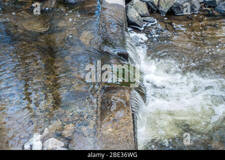 L'acqua fluente sembra essere un vetro a Des Moines Creek nello stato di Washington. Foto Stock