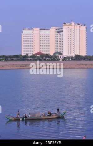 Una tradizionale barca da pesca cambogiana è tutto ciò che rimane sul fiume Tonle SAP durante la pandemia di coronavirus. Phnom Penh, Cambogia. © Kraig Lieb Foto Stock