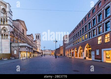 Ferrara, Italia. 28 marzo 2020. A causa dell'emergenza coronavirus il centro storico è completamente deserto e senza persone a Ferrara, Italia Cred Foto Stock