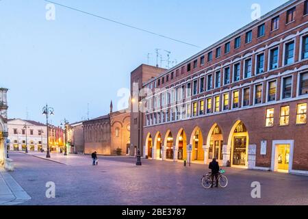 Ferrara, Italia. 28 marzo 2020. A causa dell'emergenza coronavirus il centro storico è completamente deserto e senza persone a Ferrara, Italia Cred Foto Stock