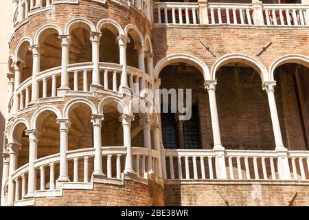 I-Venedig: Treppenaufgang im Palazzo Contarini del Bovolo Foto Stock