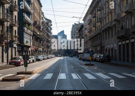 Via Fabio Filzi vicino alla stazione ferroviaria di Milano, vuota durante l'orario di chiusura, è solitamente una strada molto trafficata. 16MAR2020 Foto Stock