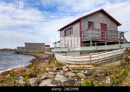 Canadian Maritimes, Canada, Golfo di San Lorenzo. Isole Magdalen, Iles de la Madeleine, Quebec. Negozi e case sulla costa. Foto Stock