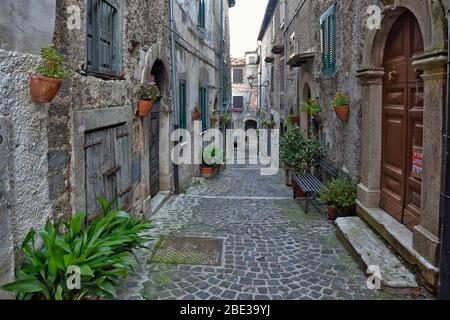 Una strada stretta tra le vecchie case di Guarcino, Italia Foto Stock