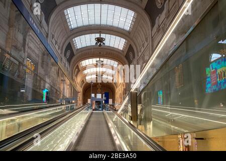 Stazione centrale di Milano al momento del coronavirus. La polizia controlla i passeggeri prima di accedere alle piattaforme ferroviarie. Marzo 16,2020 Foto Stock