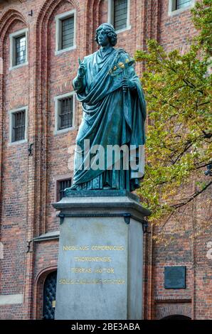 Torun, Polonia .Monumento dell'astronomo Nicolaus Copernico Foto Stock