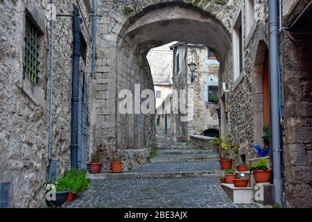 Una strada stretta tra le vecchie case di Guarcino, Italia Foto Stock