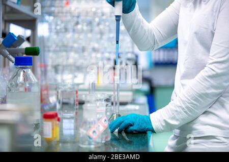 Ricercatore femminile, sviluppatore che fa ricerca, esperimenti in laboratorio di chimica, concetto chimico Foto Stock