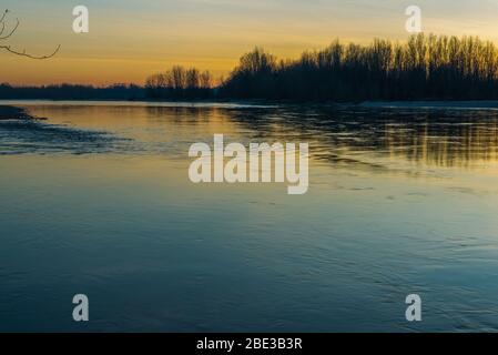 Tramonto invernale sul Ticino a Besate, Milano, Italia Foto Stock