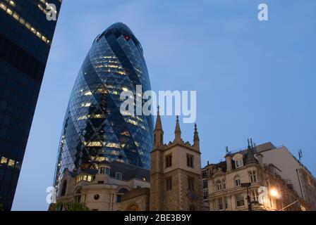 Blue Tower Gherkin Building 30 St Mary Axe, Londra EC3A 8BF di Foster & Partners Foto Stock