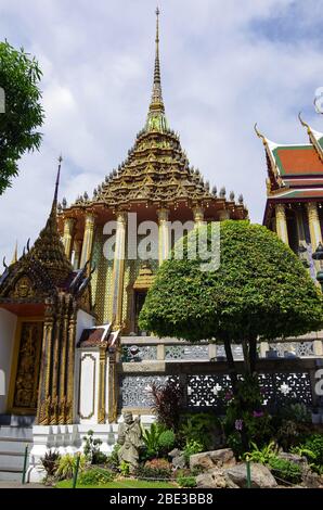 Phra Mondop (la biblioteca) e Phra Sri Rattana Chedi in Wat Phra Kaew comunemente conosciuto in inglese come il Tempio del Buddha di Smeraldo e ufficialmente come Foto Stock