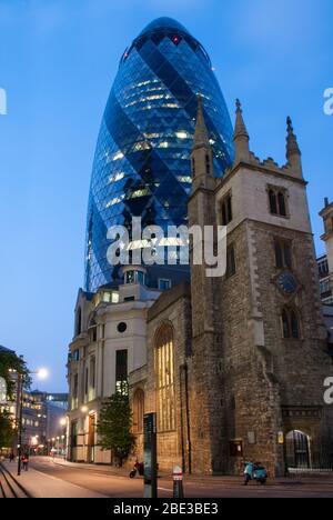 Blue Tower Gherkin Building 30 St Mary Axe, Londra EC3A 8BF di Foster & Partners Foto Stock