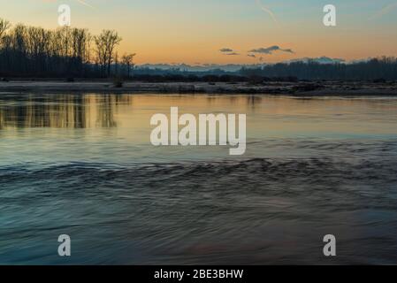 Tramonto invernale sul Ticino a Besate, Milano, Italia Foto Stock