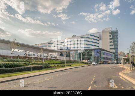 Queen Elizabeth Hospital, Birmingham, Regno Unito, in una giornata di sole durante l'epidemia di Covid 19 nel 2020 Foto Stock