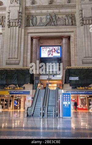 Stazione centrale di Milano al momento del coronavirus. La polizia controlla i passeggeri prima di accedere alle piattaforme ferroviarie. Marzo 16,2020 Foto Stock