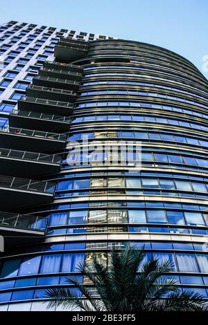 Tel Aviv Israele 11 gennaio 2018 Vista della facciata di un edificio moderno nelle strade di Tel Aviv in serata Foto Stock