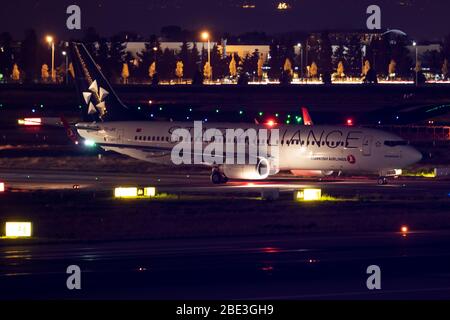 Istanbul / Turchia - 27 marzo 2019: Star Alliance Turkish Airlines Boeing 737-800 TC-JHC partenza aereo passeggeri all'aeroporto Ataturk di Istanbul Foto Stock