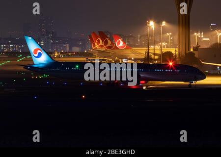 Istanbul / Turchia - 27 marzo 2019: Korean Air Boeing 787-9 Dreamliner HL7209 volo notturno all'aeroporto Ataturk di Istanbul Foto Stock