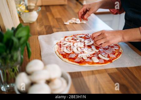 Cuoci la pizza italiana originale a casa - preparazione tradizionale Foto  stock - Alamy