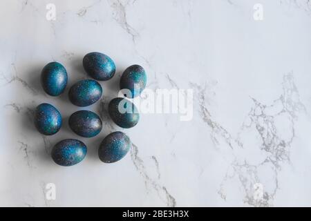 galassia scura uova di pasqua fatte a mano blu Foto Stock