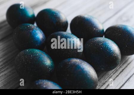 galassia scura uova di pasqua fatte a mano blu Foto Stock