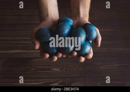 galassia scura uova di pasqua fatte a mano blu Foto Stock