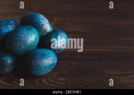 galassia scura uova di pasqua fatte a mano blu Foto Stock