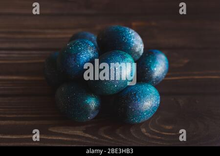 galassia scura uova di pasqua fatte a mano blu Foto Stock