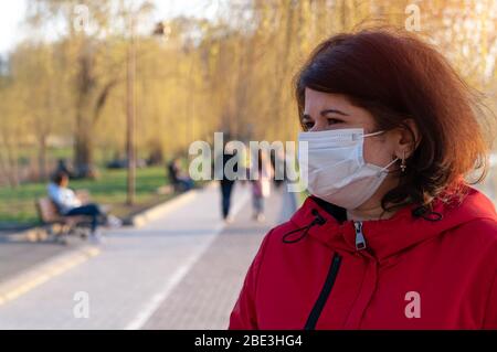 Ritratto di una donna con maschera medica. Quarantena nel mondo nel 2020. Prevenzione dell'epidemia di coronavirus SARS-cov-2. Foto Stock