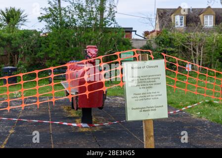 Il parco giochi nel villaggio di Ducklington Oxfordshire è chiuso durante la pandemia di Coronavirus. Foto Stock