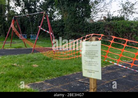 Il parco giochi nel villaggio di Ducklington Oxfordshire è chiuso durante la pandemia di Coronavirus. Foto Stock