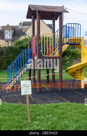 Il parco giochi nel villaggio di Ducklington Oxfordshire è chiuso durante la pandemia di Coronavirus. Foto Stock