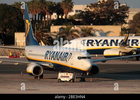 Boeing 737-800 aerei jet passeggeri appartenenti alla compagnia aerea low cost Ryanair, con collegamento a terra nell'aeroporto di Malta. Impatto della pandemia COVID-19 sui viaggi aerei. Foto Stock