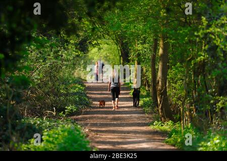 La gente fuori cammina sulla strada del pulmann in Swillington Foto Stock