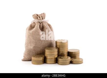 Borsa e monete isolate su sfondo bianco con percorso di ritaglio Foto Stock