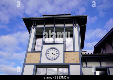 orologio su muro blu tradizionale basco casa in zona Pirenei Atlantici Foto Stock