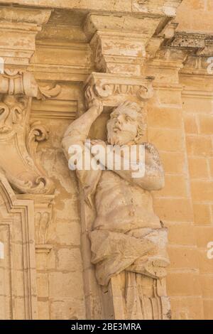 Figura scolpita posta all'ingresso del Museo della Cattedrale, Città silenziosa di Mdina, Malta Foto Stock