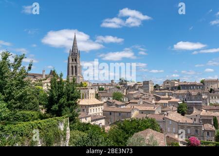 Città collinare di Saint-Emilion vicino a Bordeaux circondato da vigneti in Francia Foto Stock