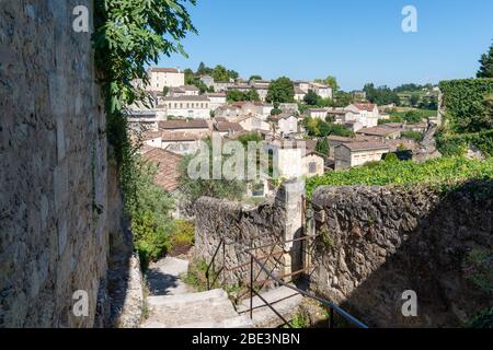 scale vista in pietra del villaggio di Saint-Emilion regione di Bordeaux Francia Foto Stock