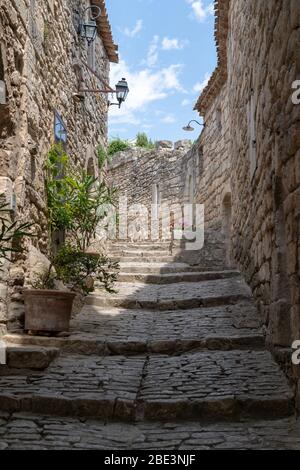 Lacoste Vaucluse Provenza Francia antiche scale vicolo nella città vecchia Foto Stock