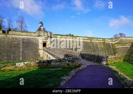 Antico ponte medievale in Blaye villaggio della cittadella Francia Foto Stock