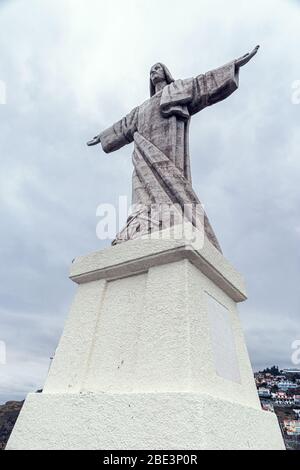 SANTA-CRUZ, PORTOGALLO - 29 LUGLIO 2018: Statua di Cristo a Madeira sulla scogliera di Capo Garageu vicino al villaggio di Santa Cruz. Foto Stock