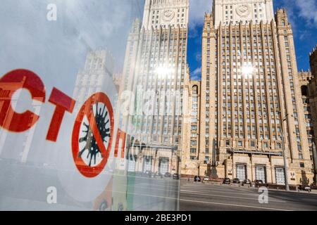 Mosca, Russia. 11 aprile 2020. Un banner pubblicitario con l'iscrizione 'Stopcoronavirus' sullo sfondo della sede principale del Ministero degli Affari Esteri della Federazione Russa sul viale Smolensky di Mosca durante l'epidemia di coronavirus COVID-19 in Russia Foto Stock