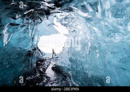 All'interno di una grotta di ghiaccio sul ghiacciaio in Islanda Foto Stock