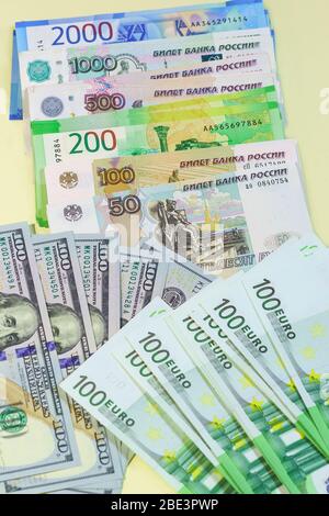 Sfondo delle banconote di diversi paesi sparse sul tavolo: Rubli russi, dollari americani ed euro dell'UE Foto Stock